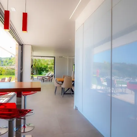 Contemporaine Classee 5 Etoiles Avec Piscine Villa
